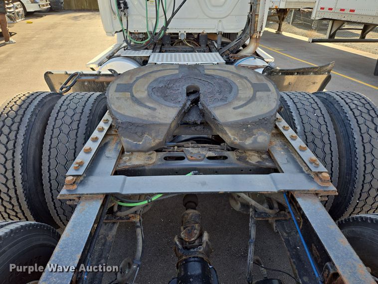 image for item EQ3883 2016 Freightliner  Cascadia semi truck