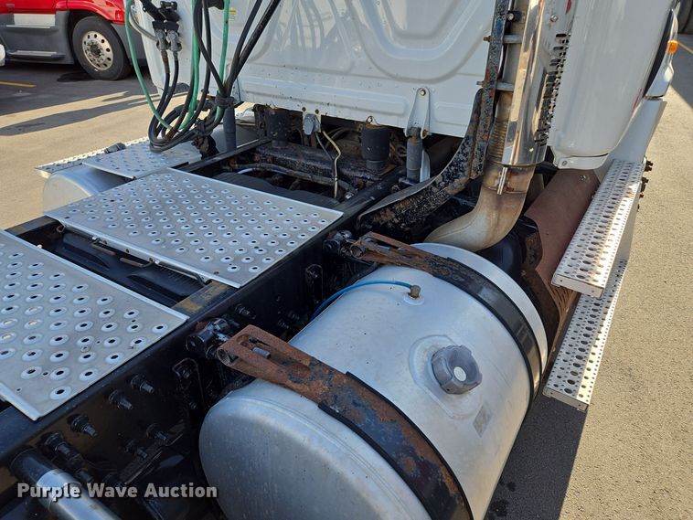 image for item EQ3883 2016 Freightliner  Cascadia semi truck