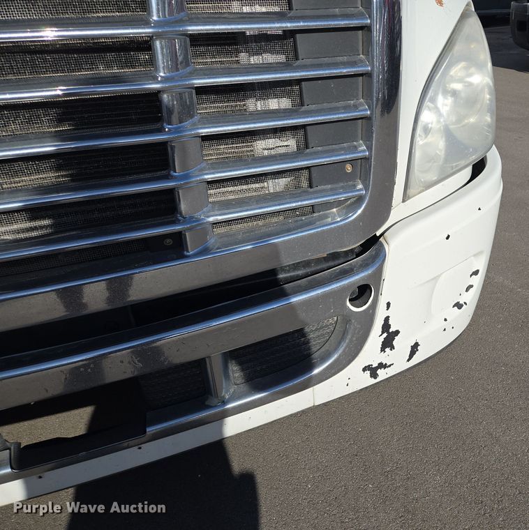 image for item EQ3883 2016 Freightliner  Cascadia semi truck