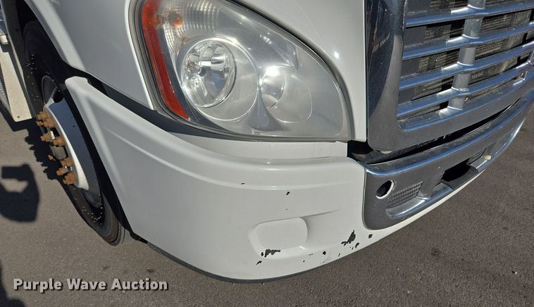 image for item EQ3883 2016 Freightliner  Cascadia semi truck