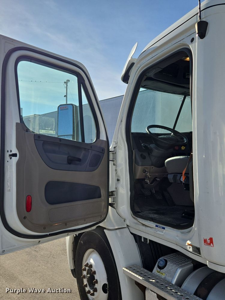 image for item EQ3883 2016 Freightliner  Cascadia semi truck