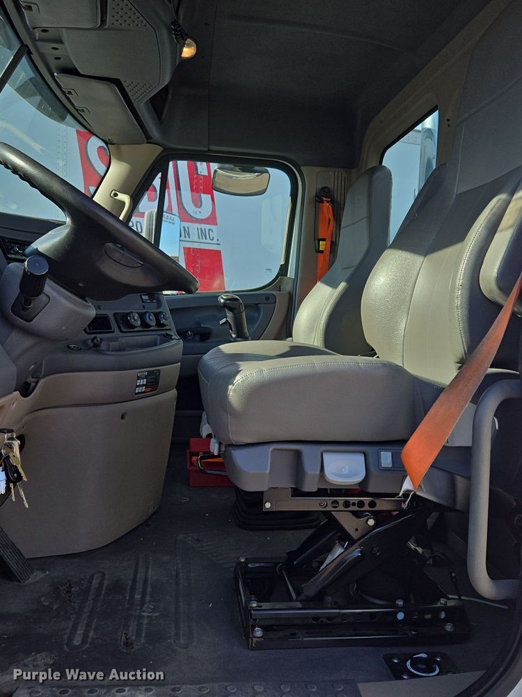 image for item EQ3883 2016 Freightliner  Cascadia semi truck