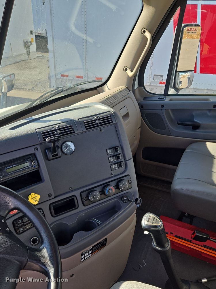 image for item EQ3883 2016 Freightliner  Cascadia semi truck