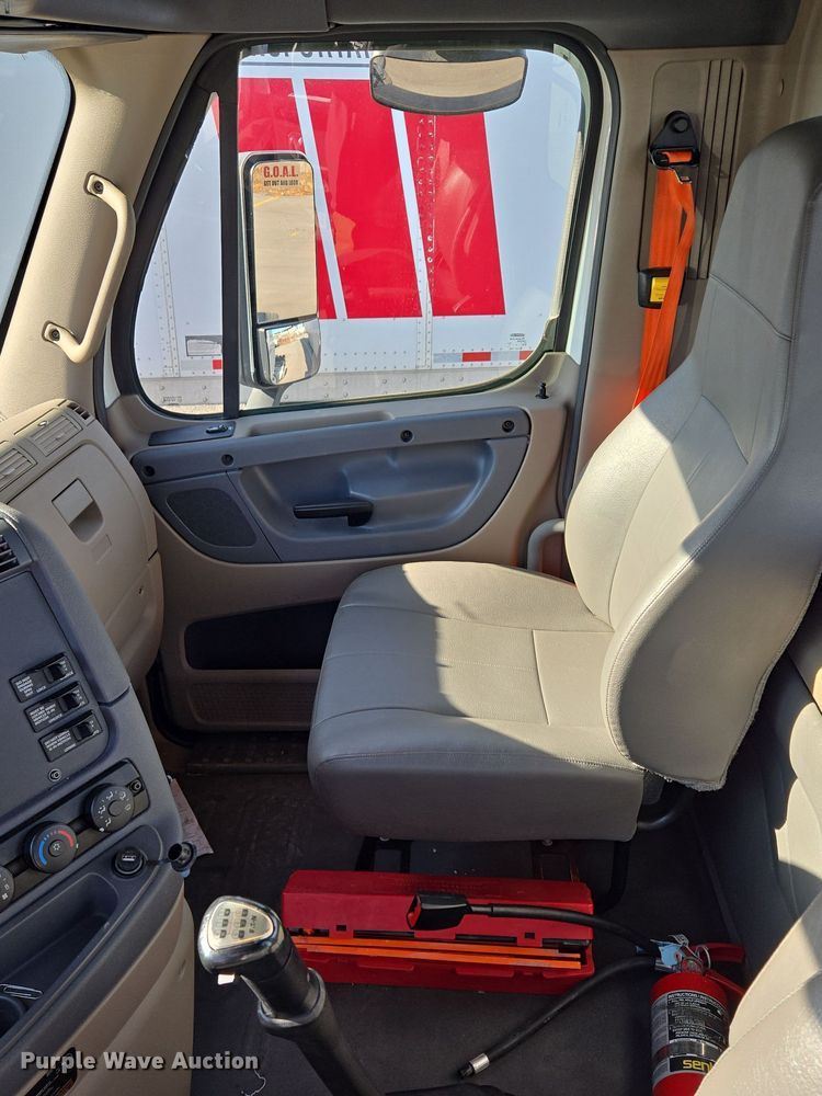 image for item EQ3883 2016 Freightliner  Cascadia semi truck