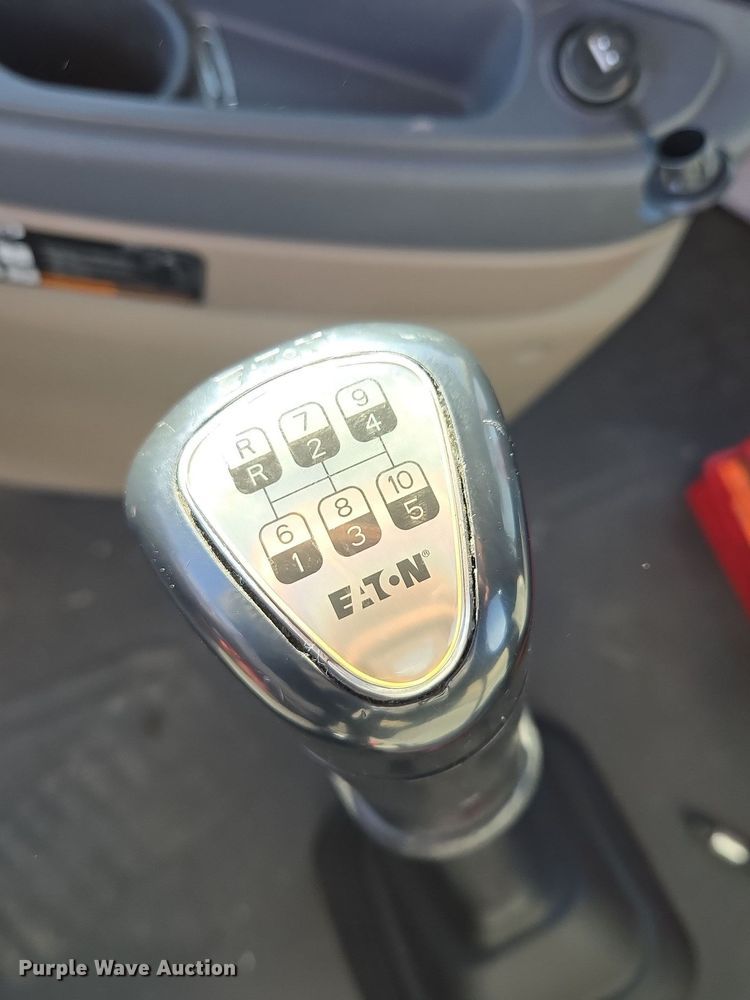 image for item EQ3883 2016 Freightliner  Cascadia semi truck