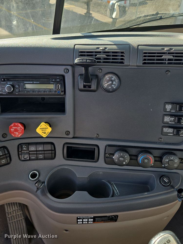 image for item EQ3883 2016 Freightliner  Cascadia semi truck