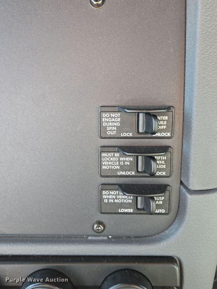 image for item EQ3883 2016 Freightliner  Cascadia semi truck