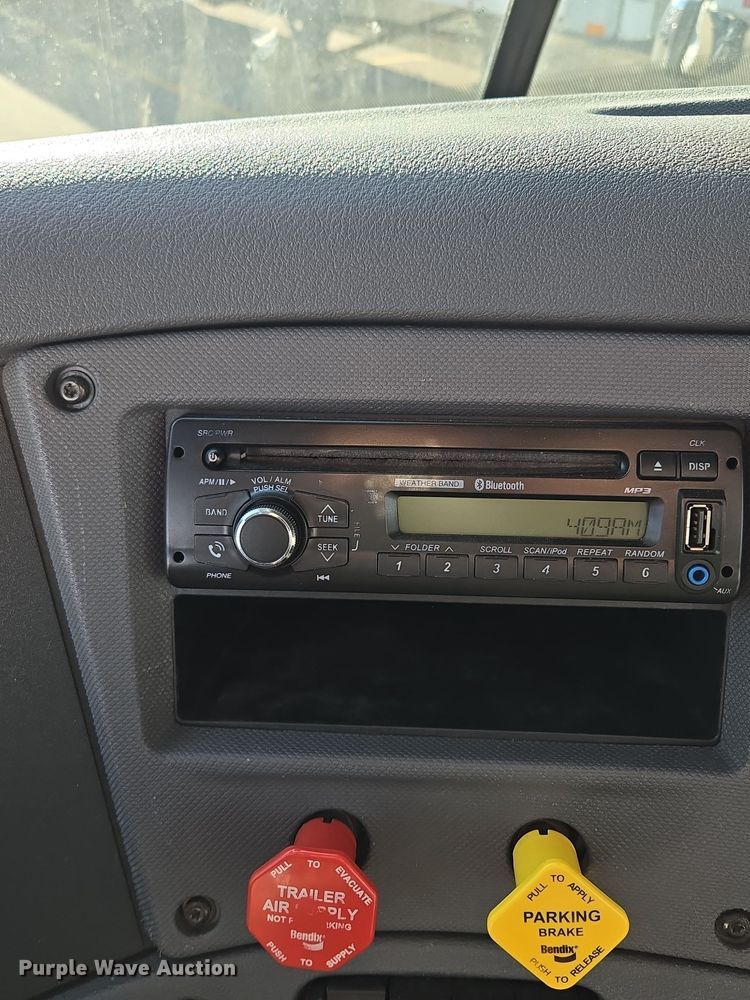 image for item EQ3883 2016 Freightliner  Cascadia semi truck