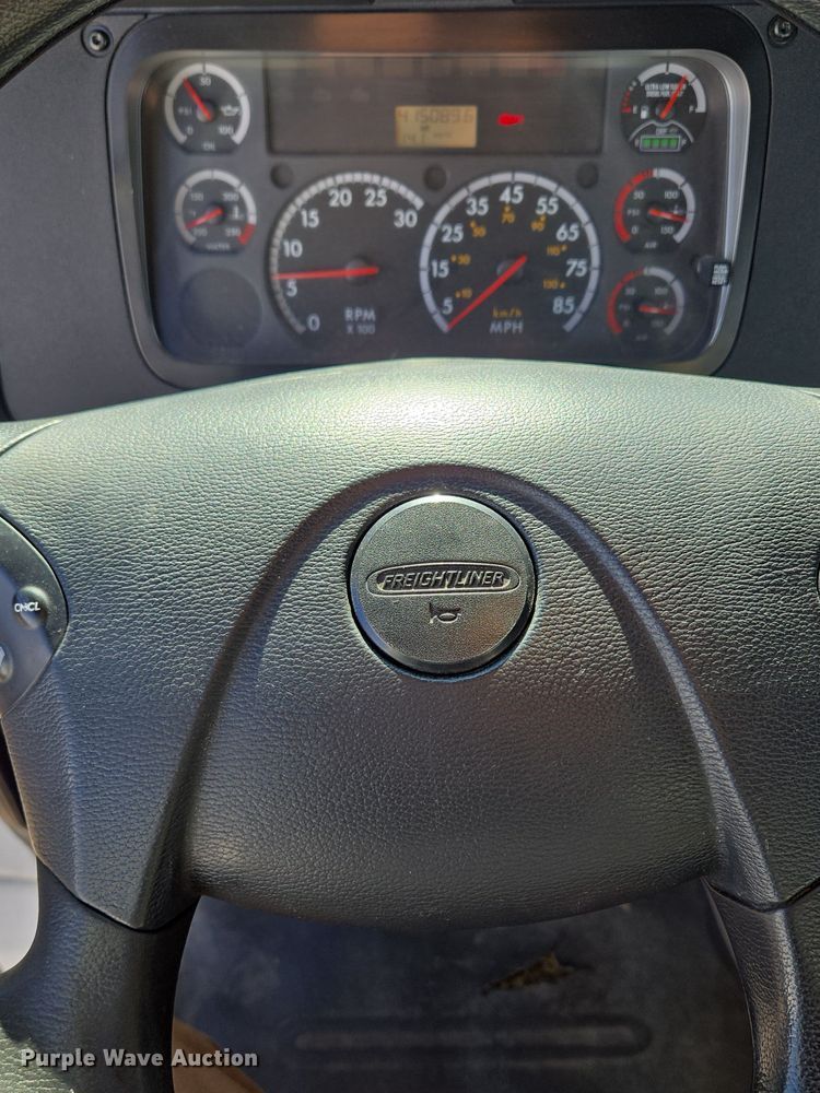 image for item EQ3883 2016 Freightliner  Cascadia semi truck