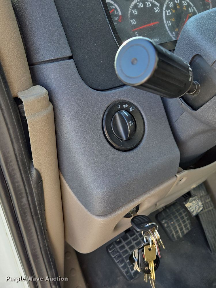 image for item EQ3883 2016 Freightliner  Cascadia semi truck