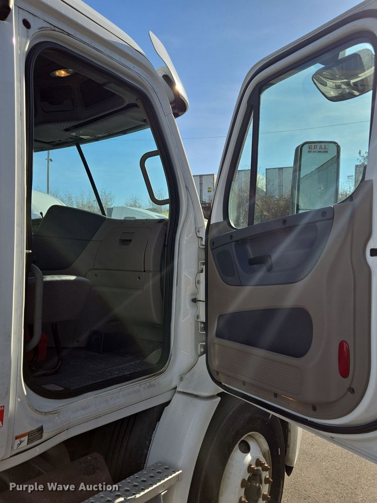 image for item EQ3883 2016 Freightliner  Cascadia semi truck