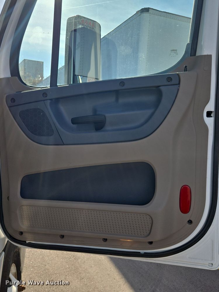 image for item EQ3883 2016 Freightliner  Cascadia semi truck