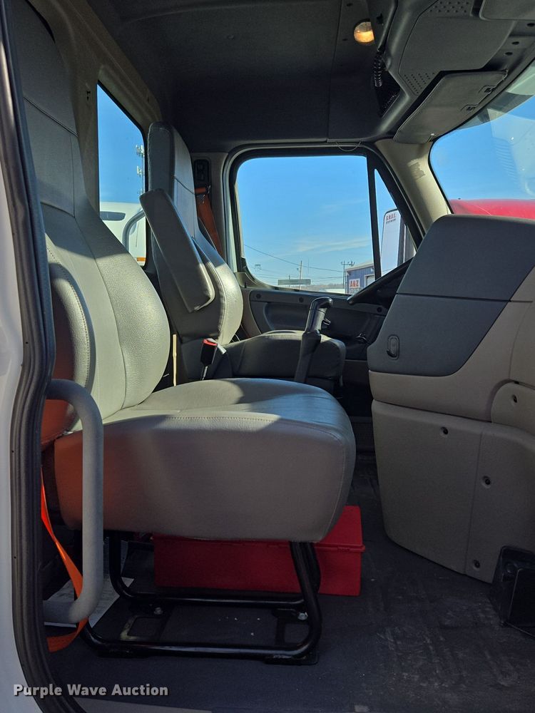 image for item EQ3883 2016 Freightliner  Cascadia semi truck