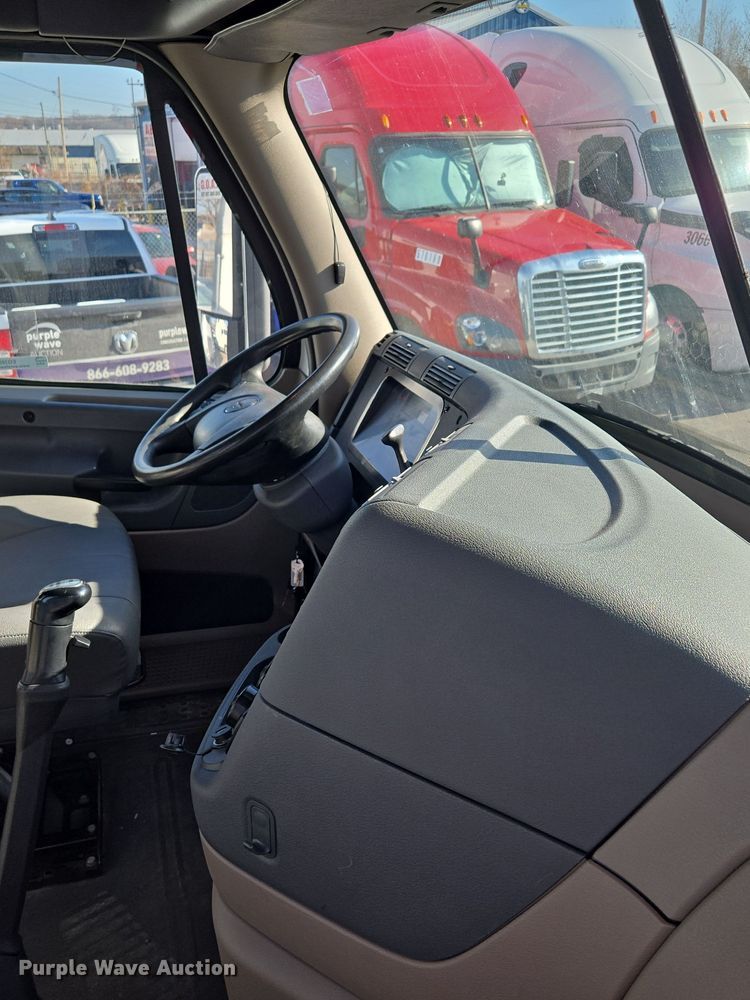 image for item EQ3883 2016 Freightliner  Cascadia semi truck