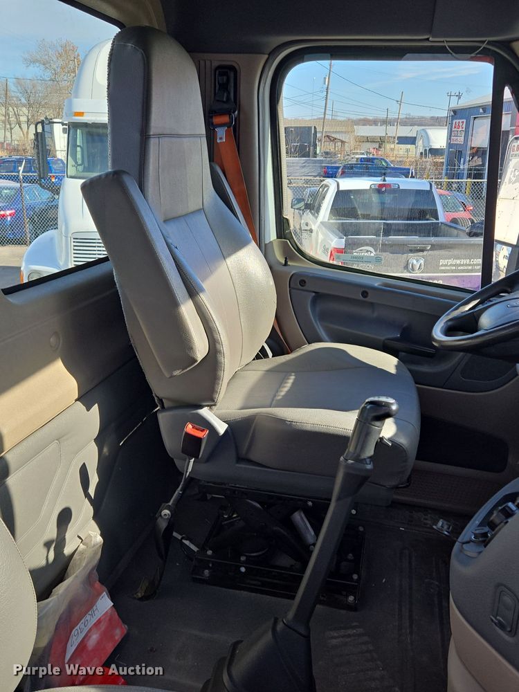 image for item EQ3883 2016 Freightliner  Cascadia semi truck