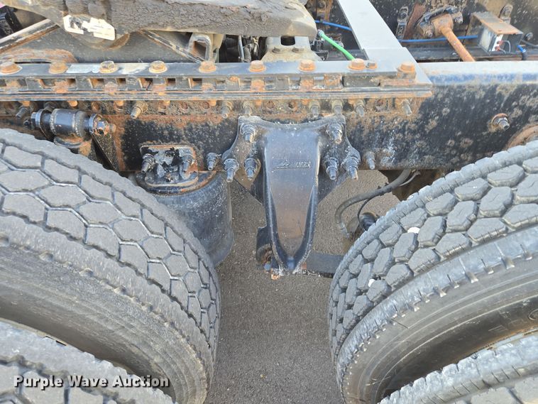 image for item EQ3883 2016 Freightliner  Cascadia semi truck