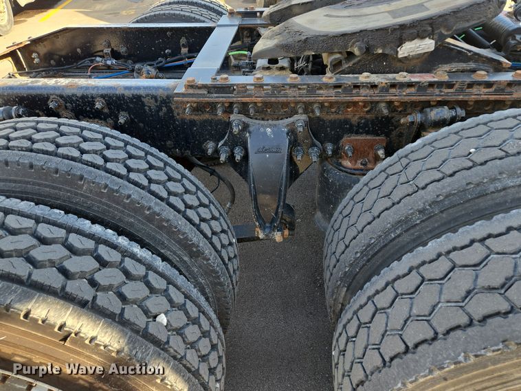 image for item EQ3883 2016 Freightliner  Cascadia semi truck