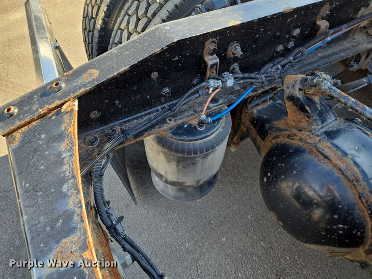 image for item EQ3883 2016 Freightliner  Cascadia semi truck