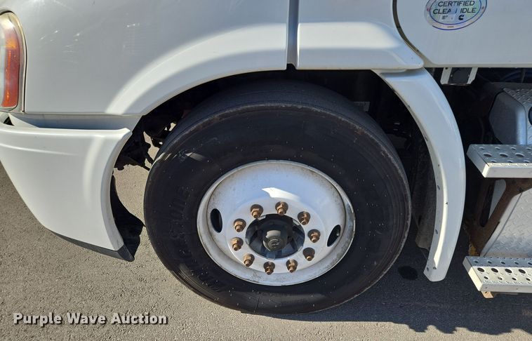 image for item EQ3883 2016 Freightliner  Cascadia semi truck