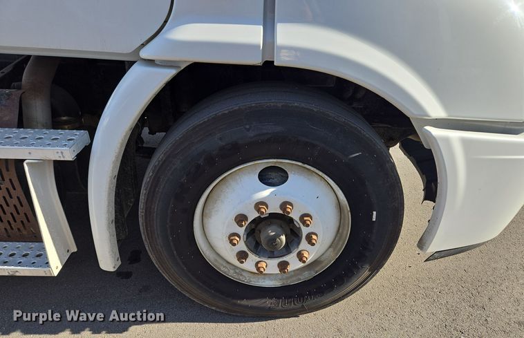 image for item EQ3883 2016 Freightliner  Cascadia semi truck