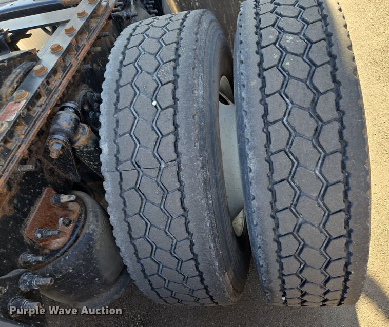 image for item EQ3883 2016 Freightliner  Cascadia semi truck