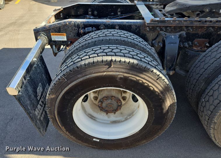 image for item EQ3883 2016 Freightliner  Cascadia semi truck