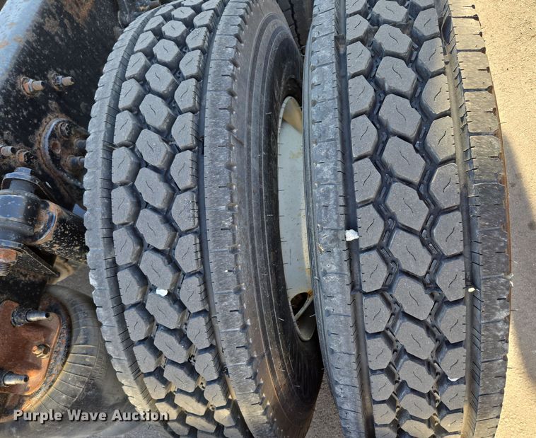 image for item EQ3883 2016 Freightliner  Cascadia semi truck