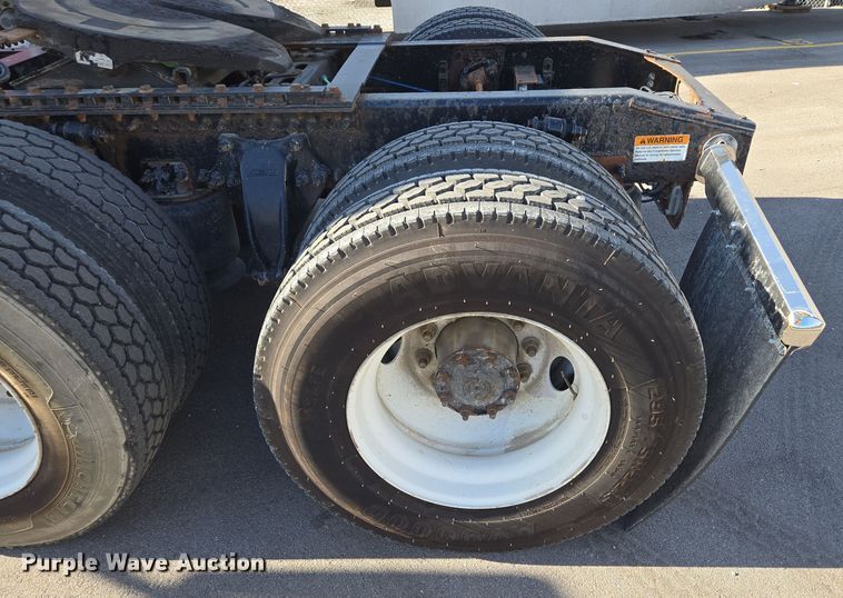 image for item EQ3883 2016 Freightliner  Cascadia semi truck