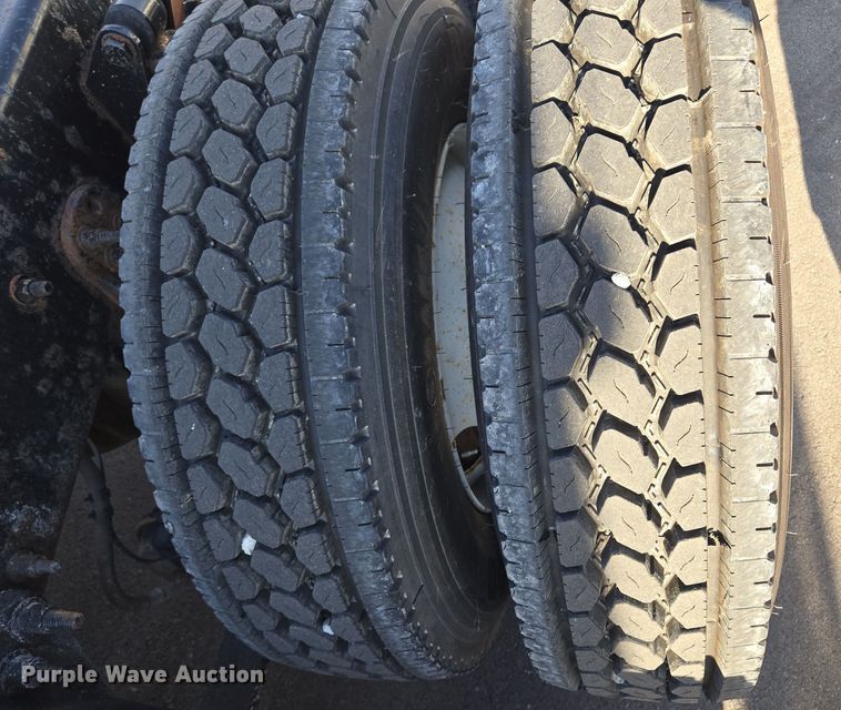 image for item EQ3883 2016 Freightliner  Cascadia semi truck