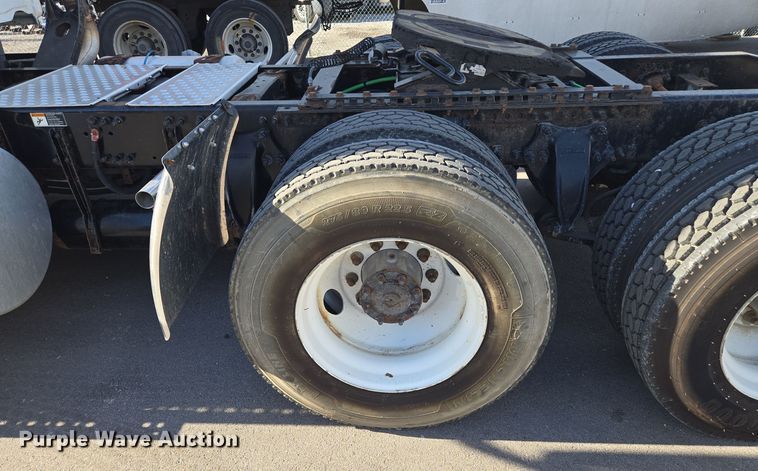 image for item EQ3883 2016 Freightliner  Cascadia semi truck