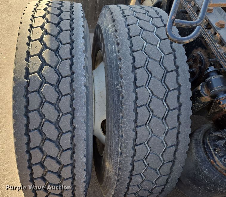 image for item EQ3883 2016 Freightliner  Cascadia semi truck