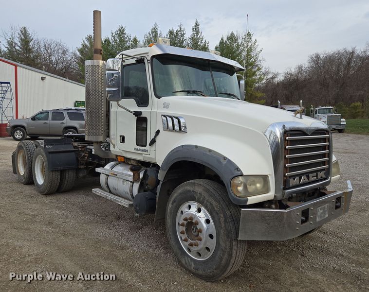 image for item EQ3895 2009 Mack  GU713 semi truck