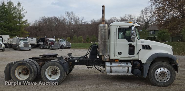 image for item EQ3895 2009 Mack  GU713 semi truck
