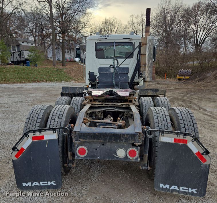 image for item EQ3895 2009 Mack  GU713 semi truck