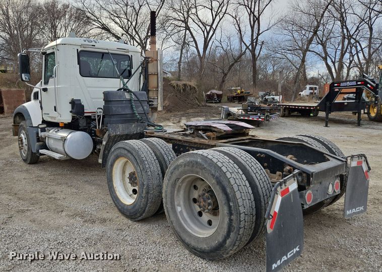 image for item EQ3895 2009 Mack  GU713 semi truck