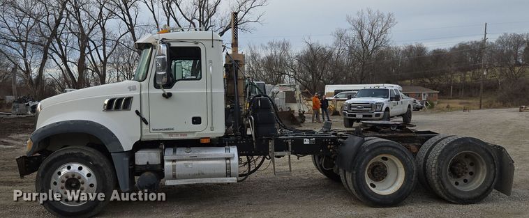image for item EQ3895 2009 Mack  GU713 semi truck