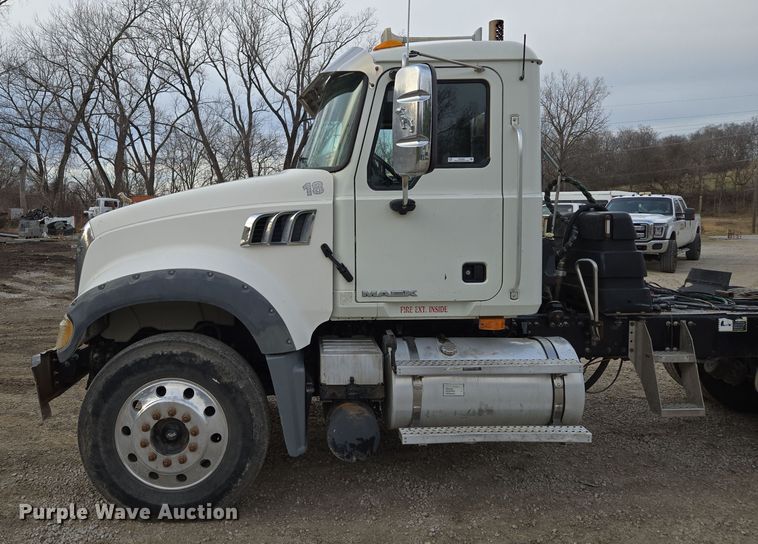 image for item EQ3895 2009 Mack  GU713 semi truck