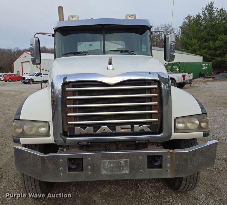 image for item EQ3895 2009 Mack  GU713 semi truck
