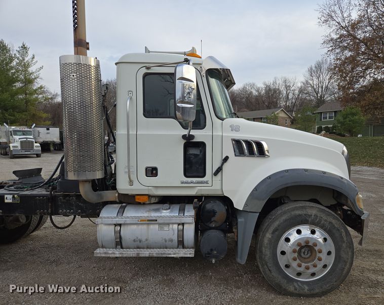 image for item EQ3895 2009 Mack  GU713 semi truck