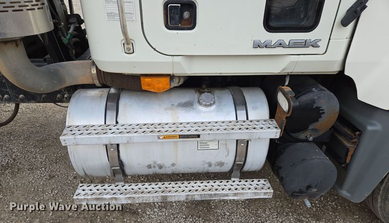 image for item EQ3895 2009 Mack  GU713 semi truck