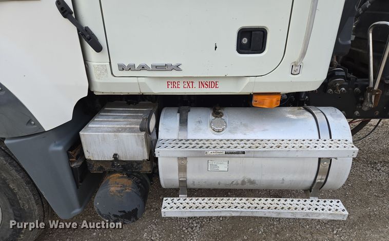 image for item EQ3895 2009 Mack  GU713 semi truck