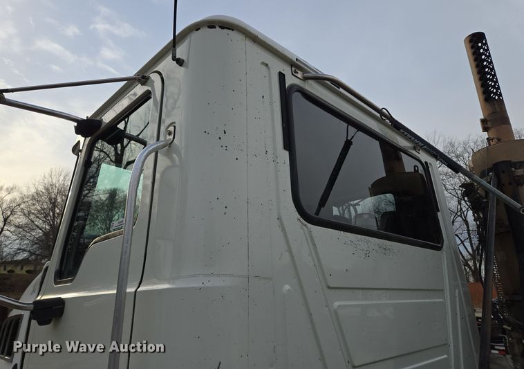 image for item EQ3895 2009 Mack  GU713 semi truck