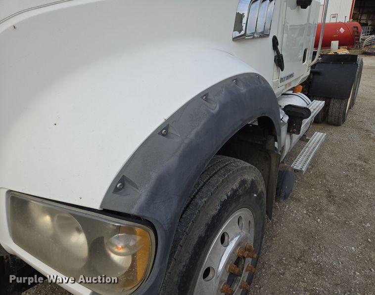 image for item EQ3895 2009 Mack  GU713 semi truck