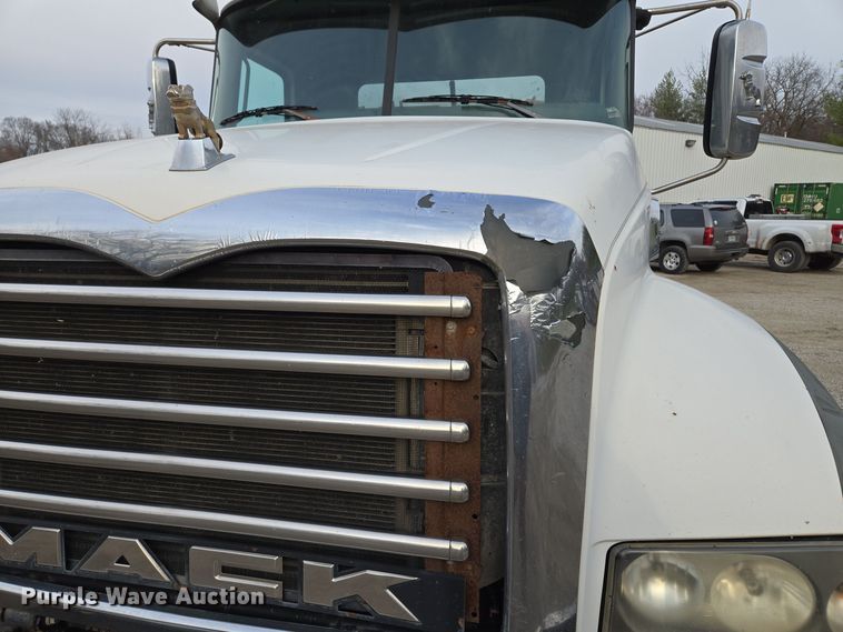 image for item EQ3895 2009 Mack  GU713 semi truck