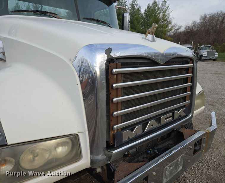 image for item EQ3895 2009 Mack  GU713 semi truck