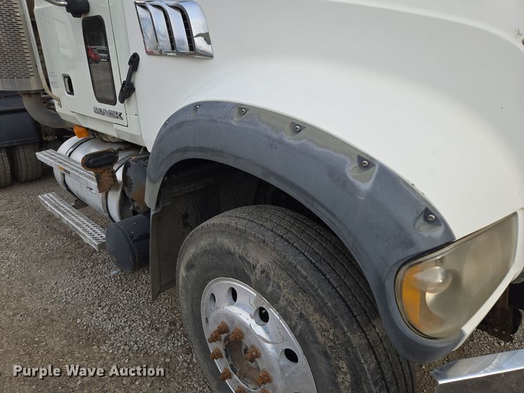 image for item EQ3895 2009 Mack  GU713 semi truck