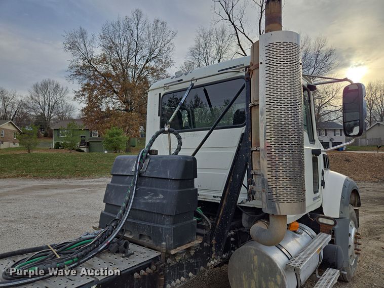 image for item EQ3895 2009 Mack  GU713 semi truck