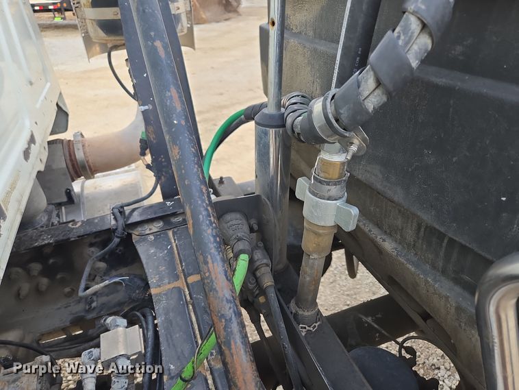 image for item EQ3895 2009 Mack  GU713 semi truck