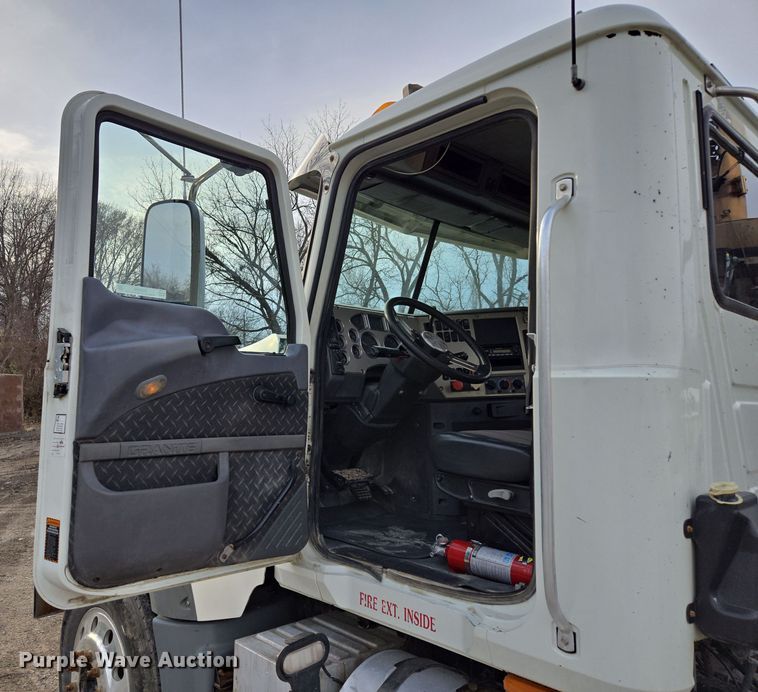 image for item EQ3895 2009 Mack  GU713 semi truck