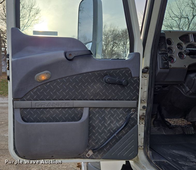 image for item EQ3895 2009 Mack  GU713 semi truck